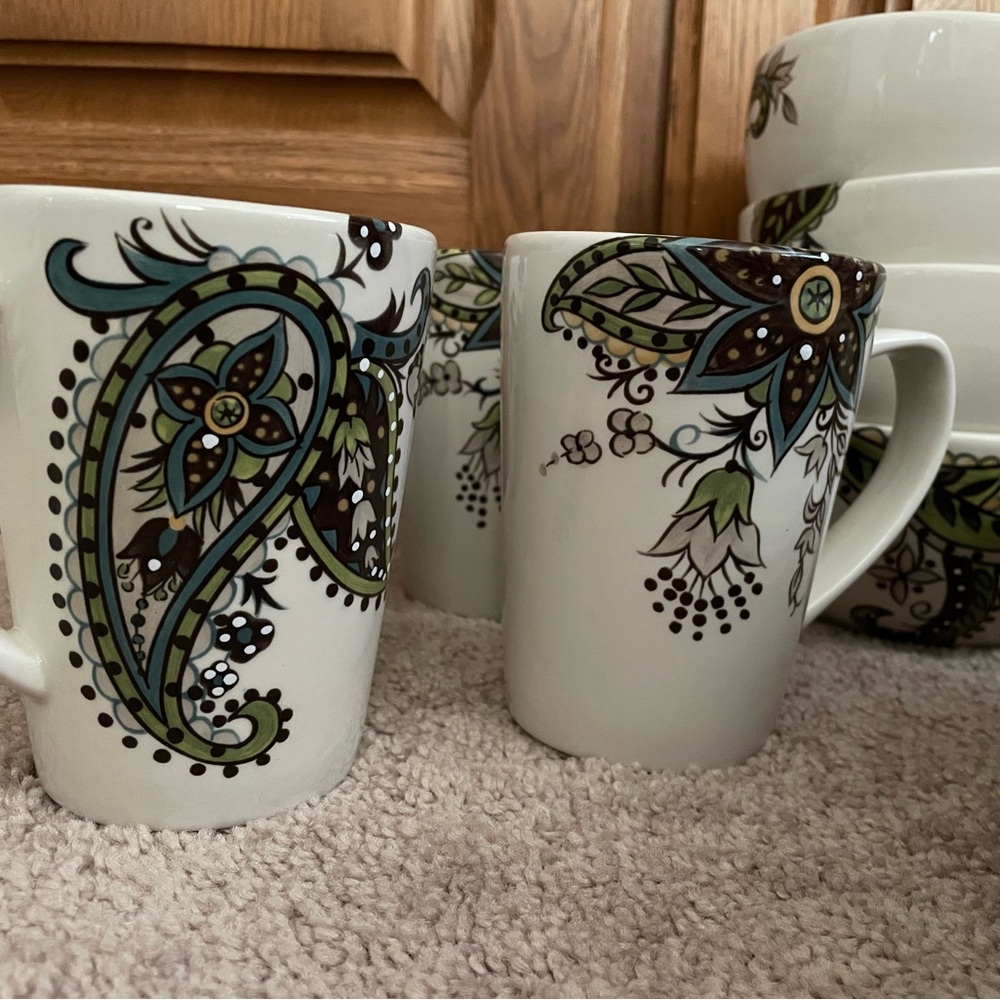 hand painted paisley pattern dish set.